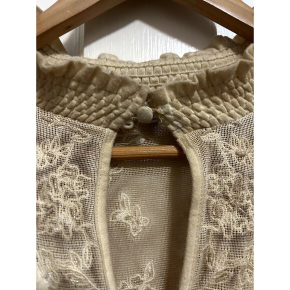 Buckle Gimmicks Women's M Mock Neck Top Keyhole Embroidered Missing One Button - Picture 3 of 10